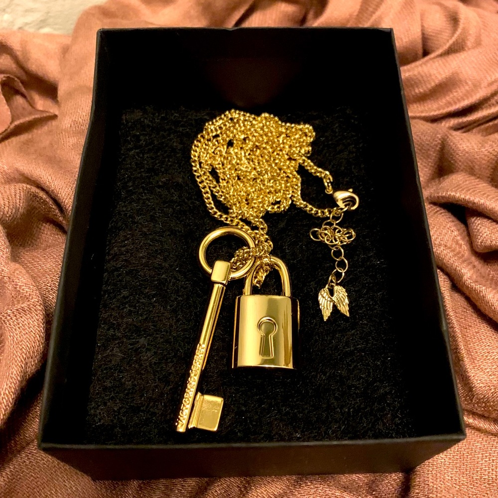Victorias Secret Scandalous Lock&Key Gold Necklace
